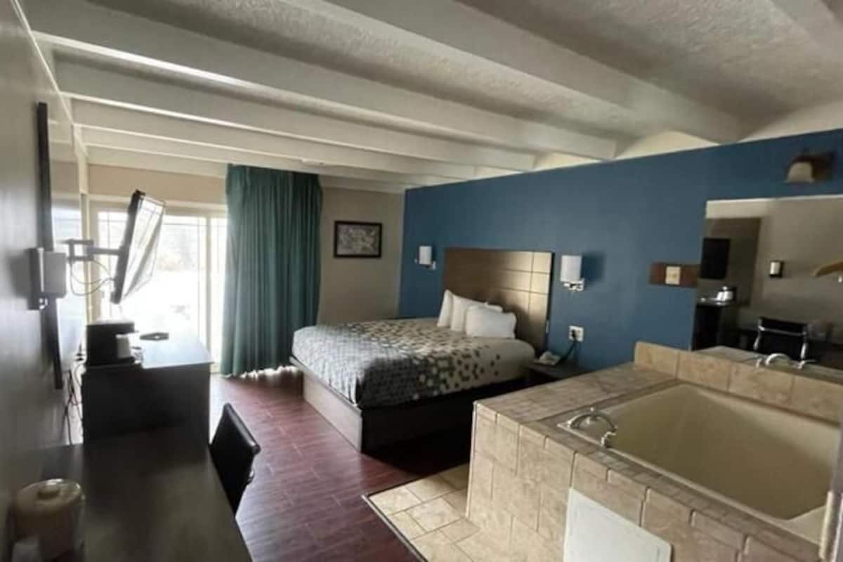 Pillowtop beds, desk, iron/ironing board, free WiFi
