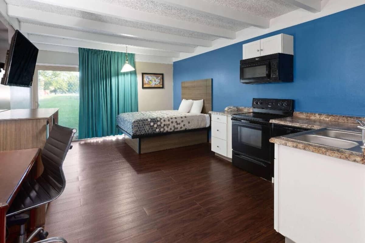 Pillowtop beds, desk, iron/ironing board, free WiFi