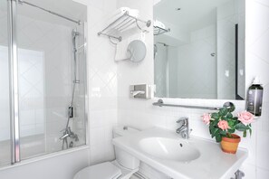 Habitación familiar | Baño | Artículos de higiene personal gratuitos, secador de pelo y toallas