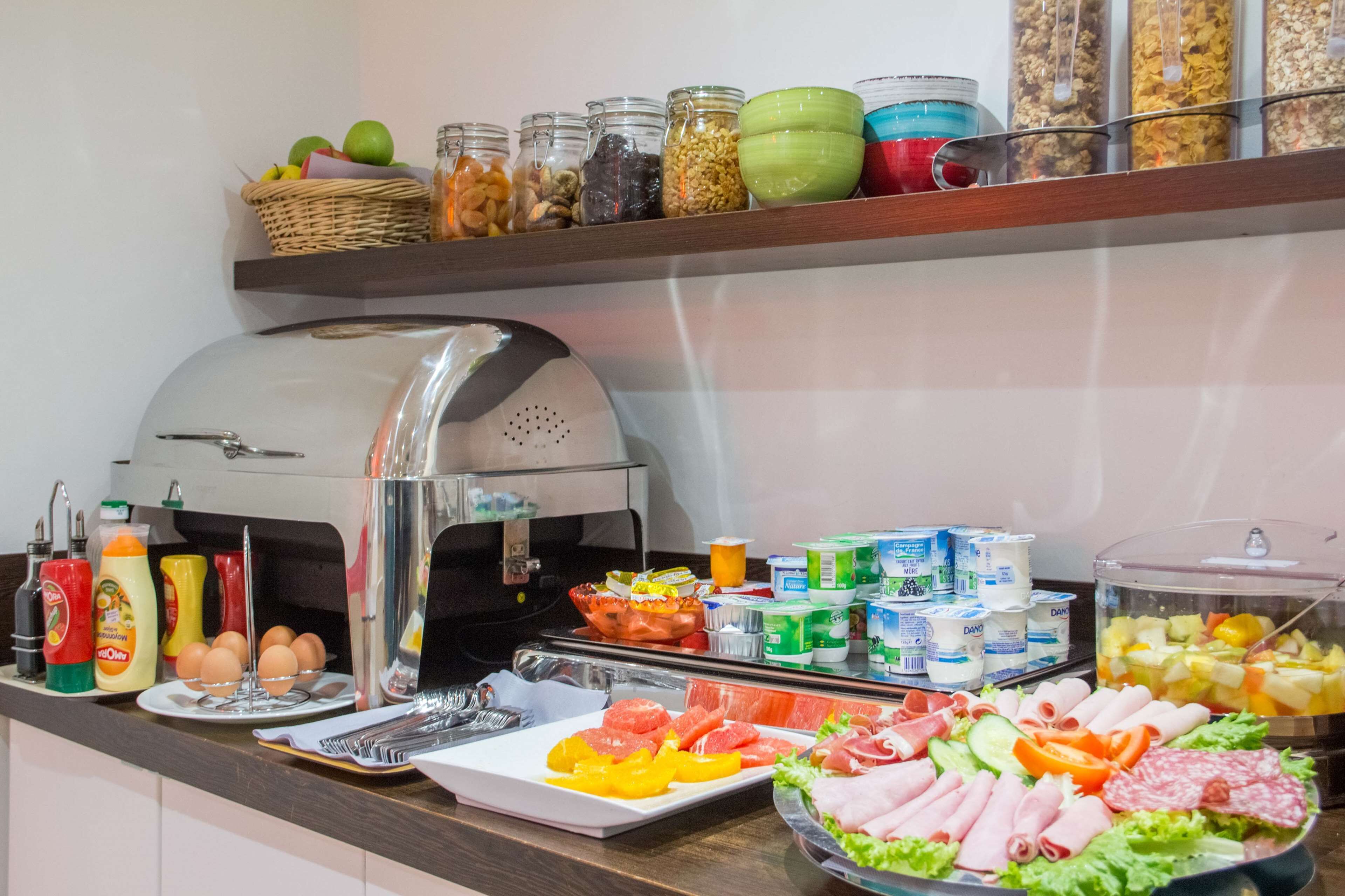 Petit déjeuner buffet (14 EUR par personne)