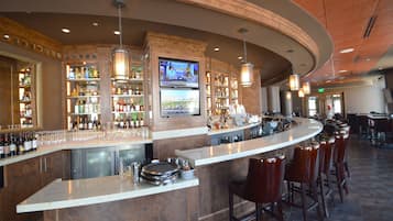 4 bars/lounges