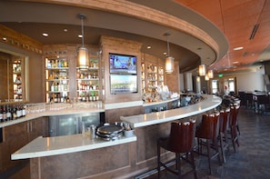 4 bars/lounges