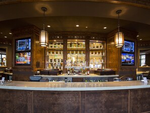 4 bars/lounges
