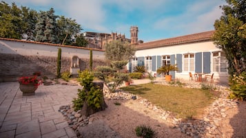 Family Room | Minibar, in-room safe, individually decorated, desk