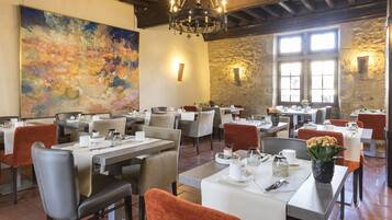 Petit déjeuner buffet (18 EUR par personne)