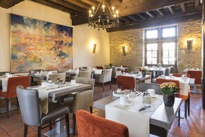 Tägliches Frühstücksbuffet (18 EUR pro Person)