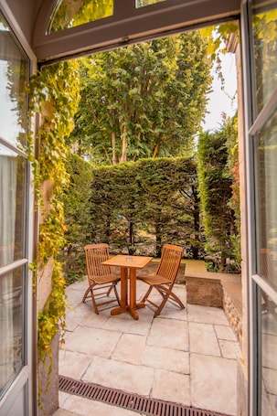 Terrasse/Patio. Hôtel Le Donjon - Coeur de la Cité Médiévale