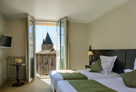 Minibar, Zimmersafe, individuell dekoriert, Schreibtisch. Hôtel Le Donjon - Coeur de la Cité Médiévale