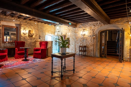 Sitzecke in der Lobby. Hôtel Le Donjon - Coeur de la Cité Médiévale