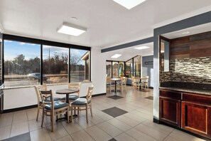 Breakfast area - Rodeway Inn Lumberton Central (Lumberton)