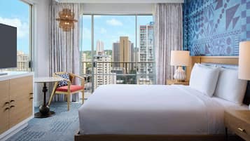 Hypo-allergenic bedding, in-room safe, desk, blackout drapes