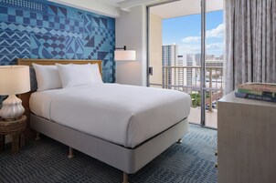 Hypo-allergenic bedding, in-room safe, desk, blackout curtains