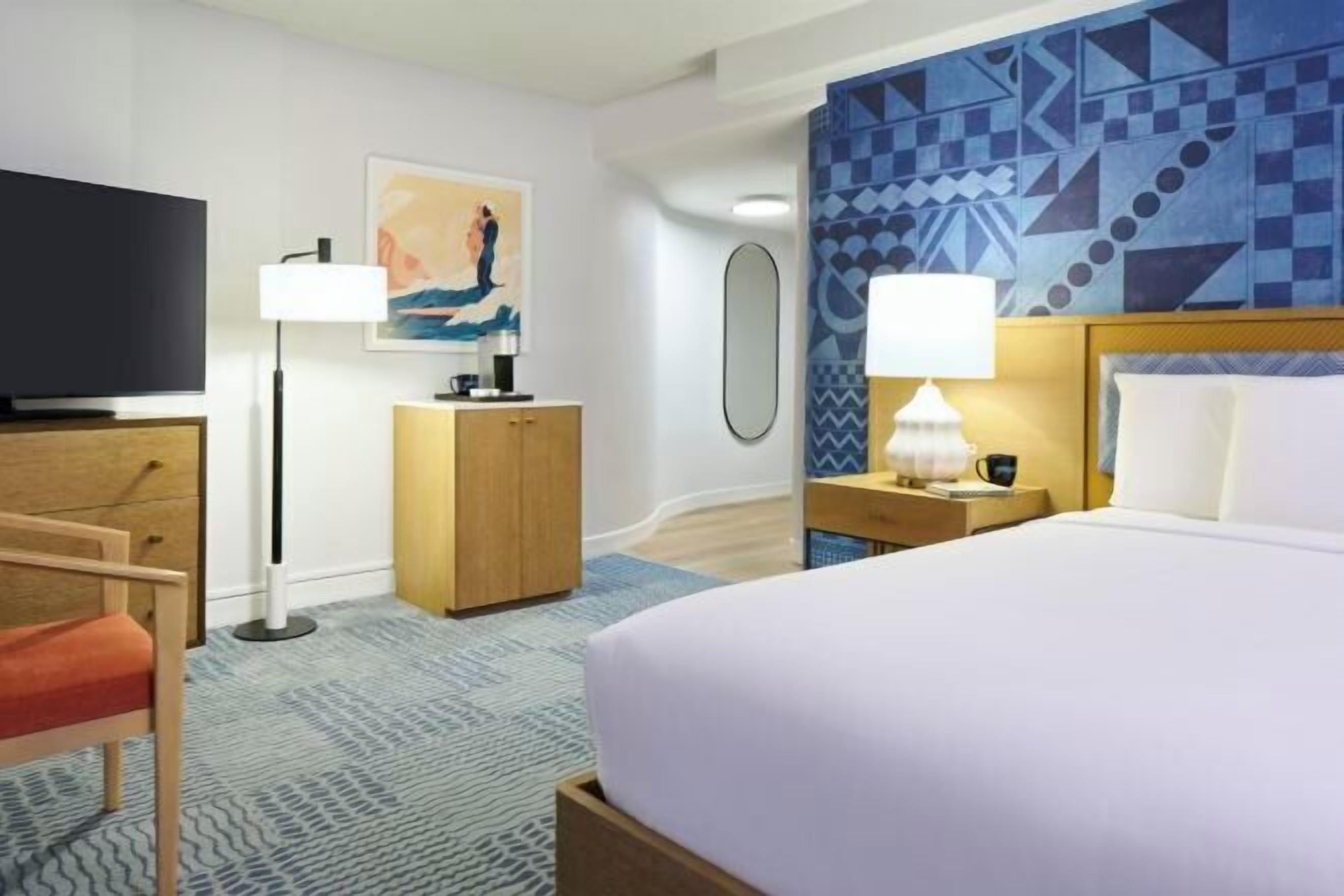 Hypo-allergenic bedding, in-room safe, desk, blackout drapes