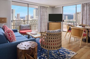 Ropa de cama hipoalergénica y caja de seguridad en la habitación 