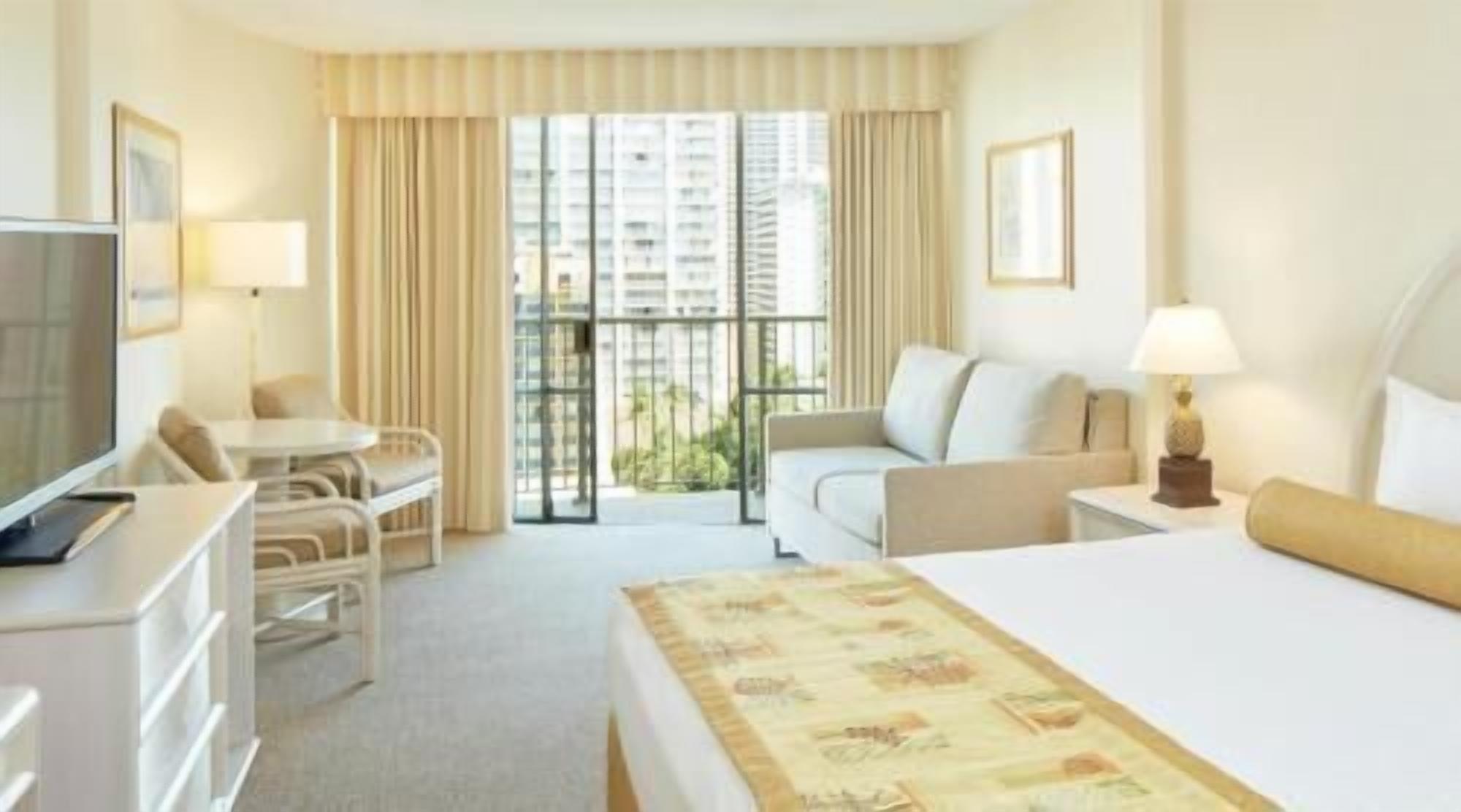Hypo-allergenic bedding, in-room safe, desk, blackout curtains
