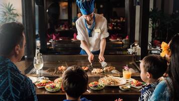 2 restaurants; breakfast, lunch, and dinner served