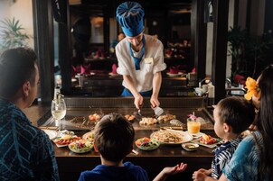 2 restaurantes; se sirve desayuno, almuerzo y cena