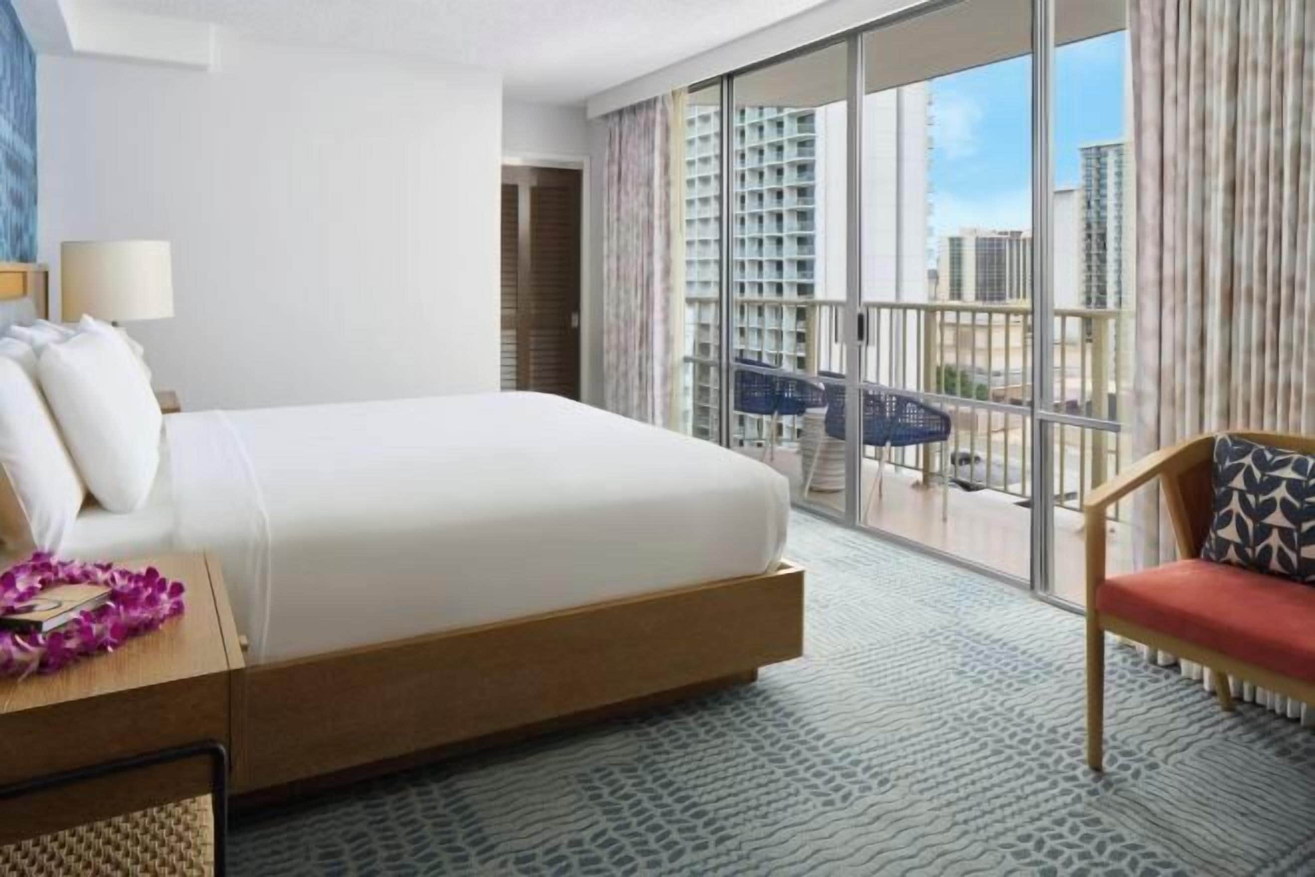 Hypo-allergenic bedding, in-room safe, desk, blackout drapes