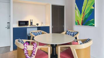 Hypo-allergenic bedding, in-room safe, desk, blackout curtains
