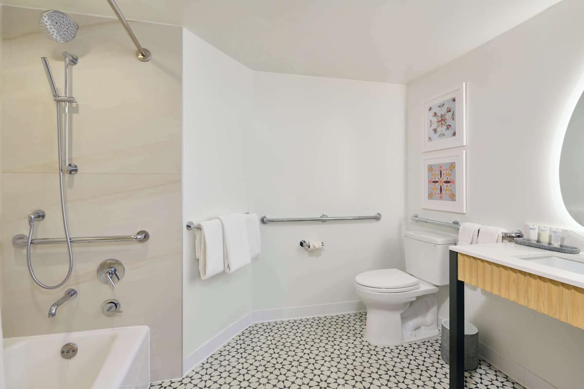 Une salle de bain moderne équipée d’une douche, de toilettes et d’une baignoire.