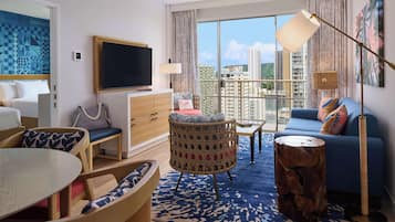Hypo-allergenic bedding, in-room safe, desk, blackout curtains