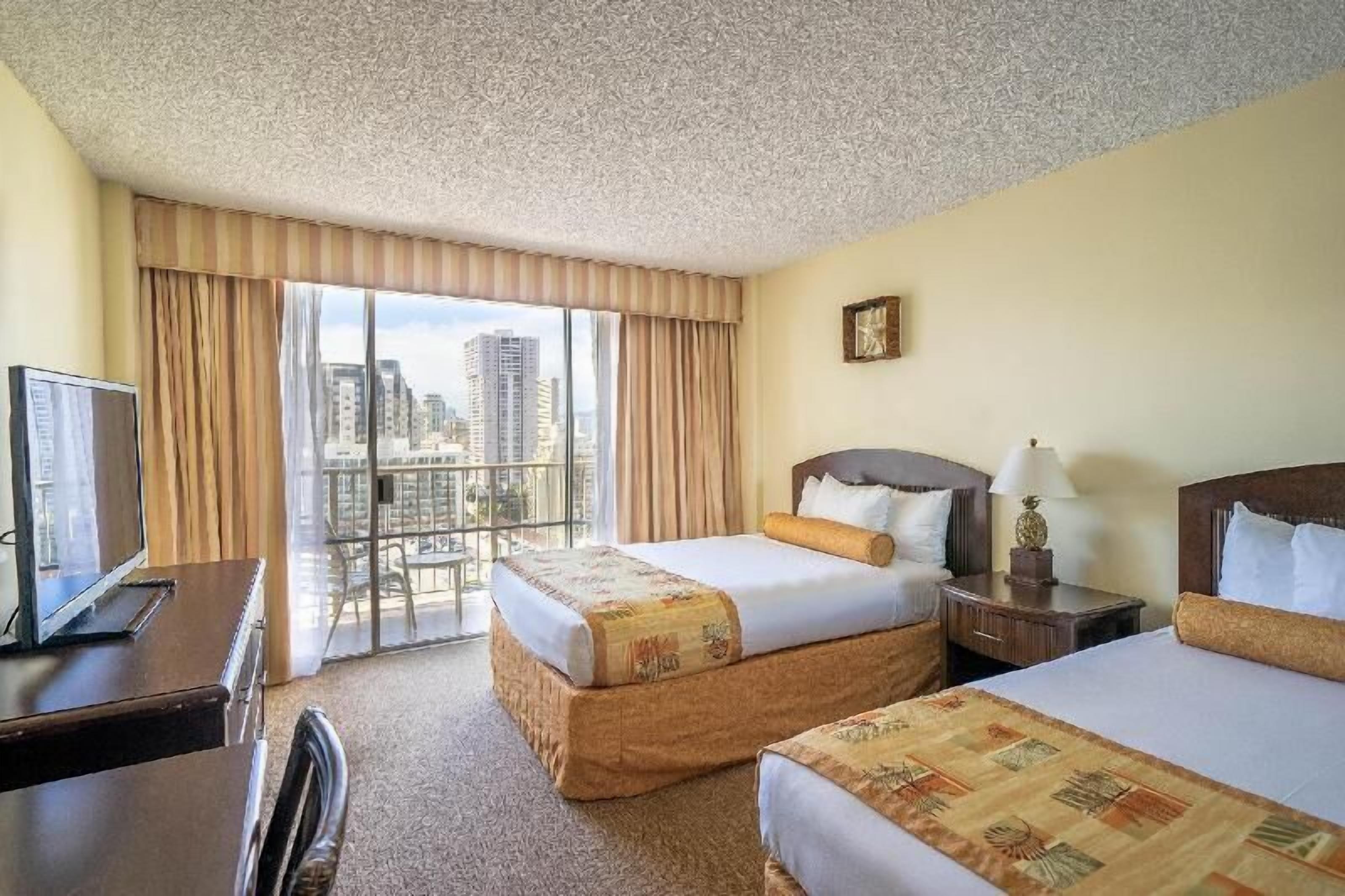 Hypo-allergenic bedding, in-room safe, desk, blackout curtains