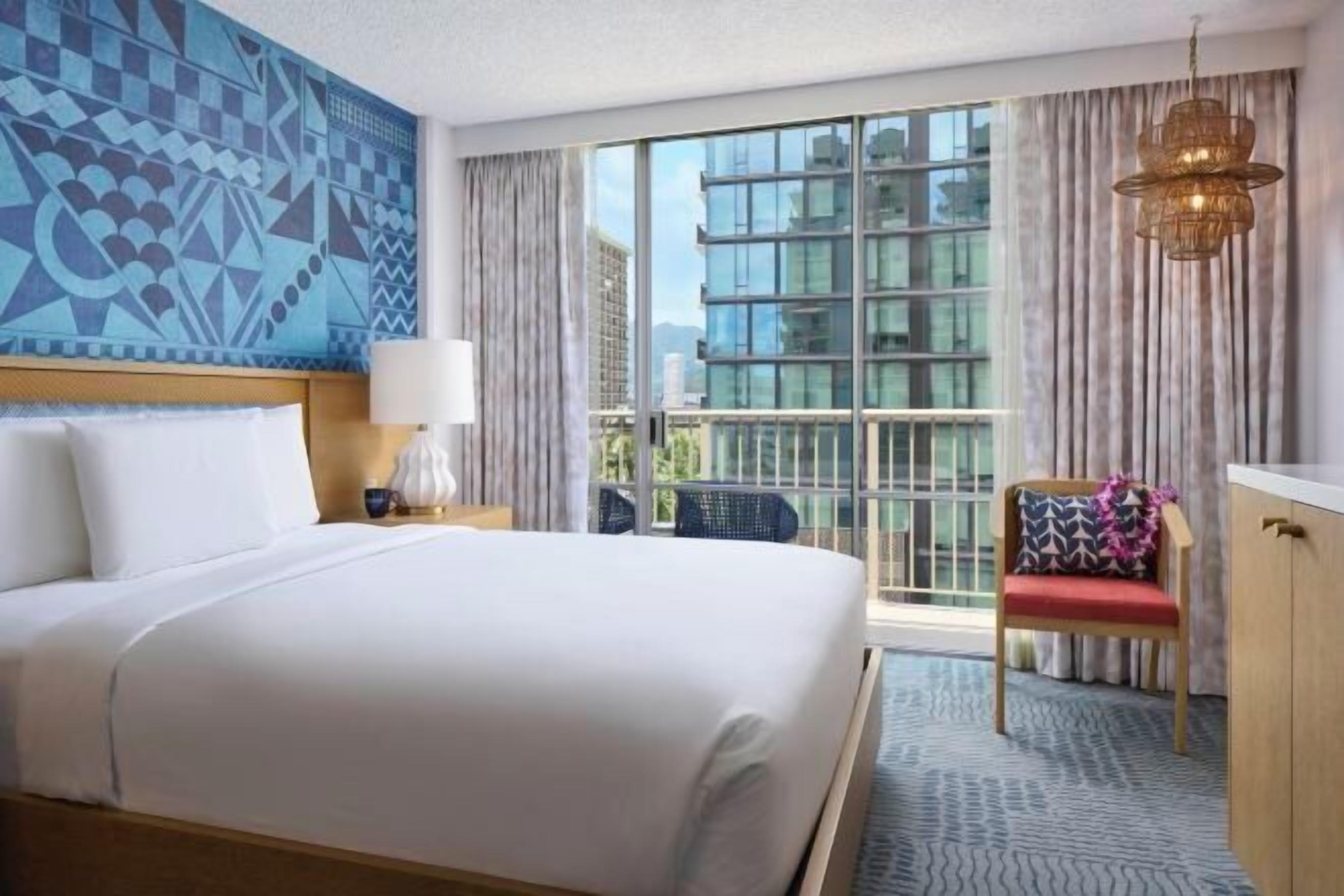 Hypo-allergenic bedding, in-room safe, desk, blackout drapes