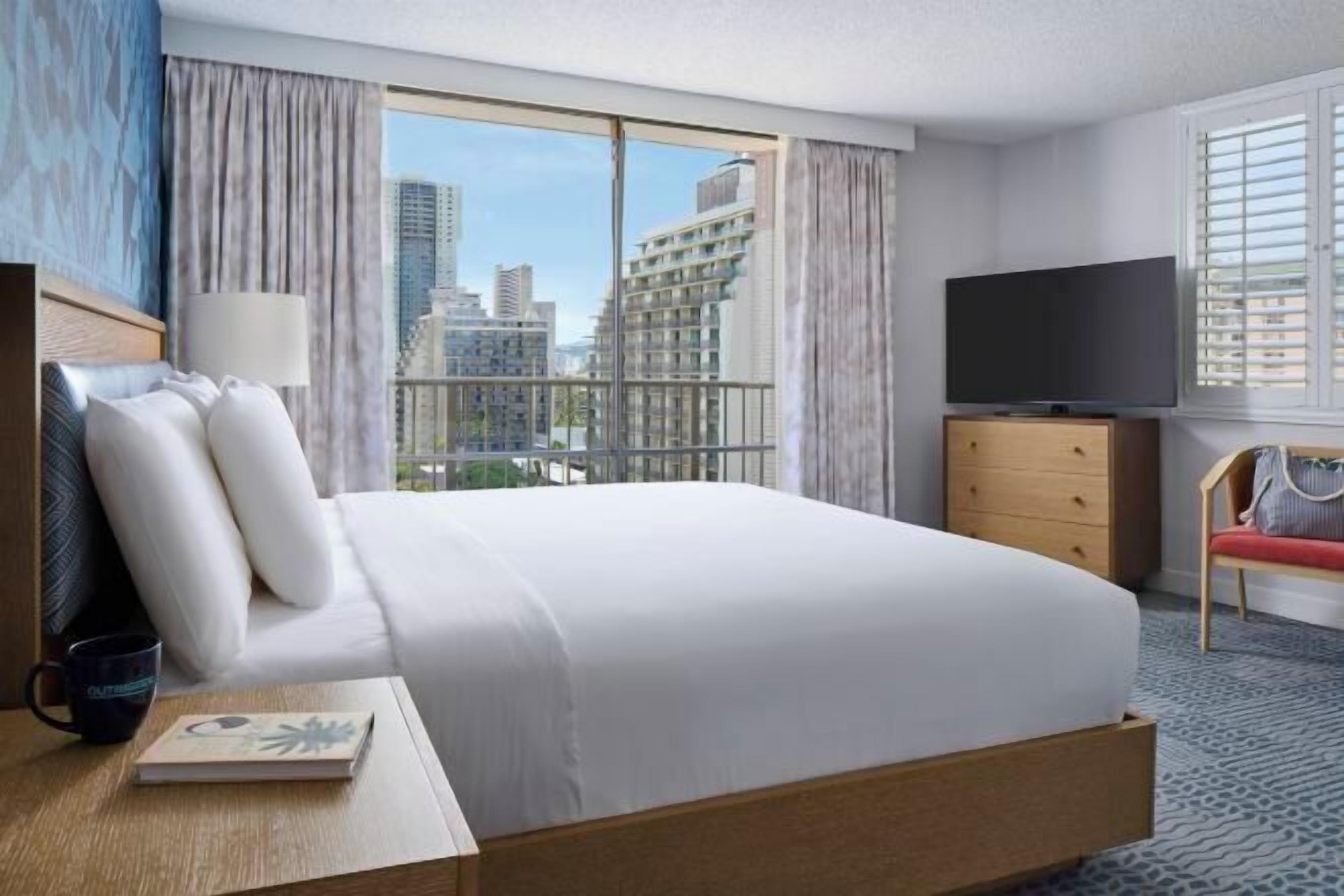 Hypo-allergenic bedding, in-room safe, desk, blackout drapes