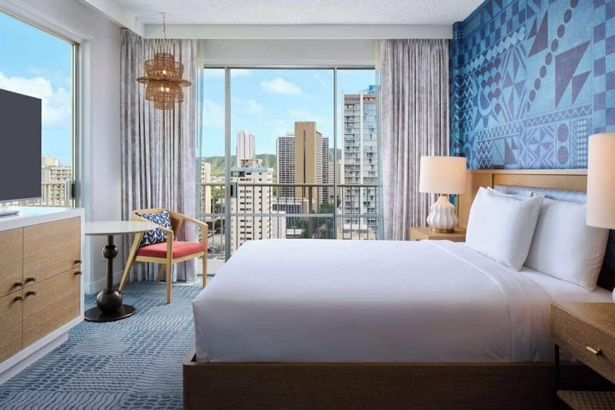 Ropa de cama hipoalergénica y caja de seguridad en la habitación
