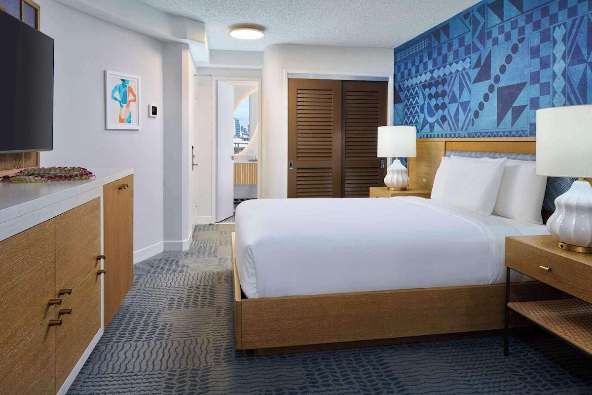 Hypo-allergenic bedding, in-room safe, desk, blackout drapes