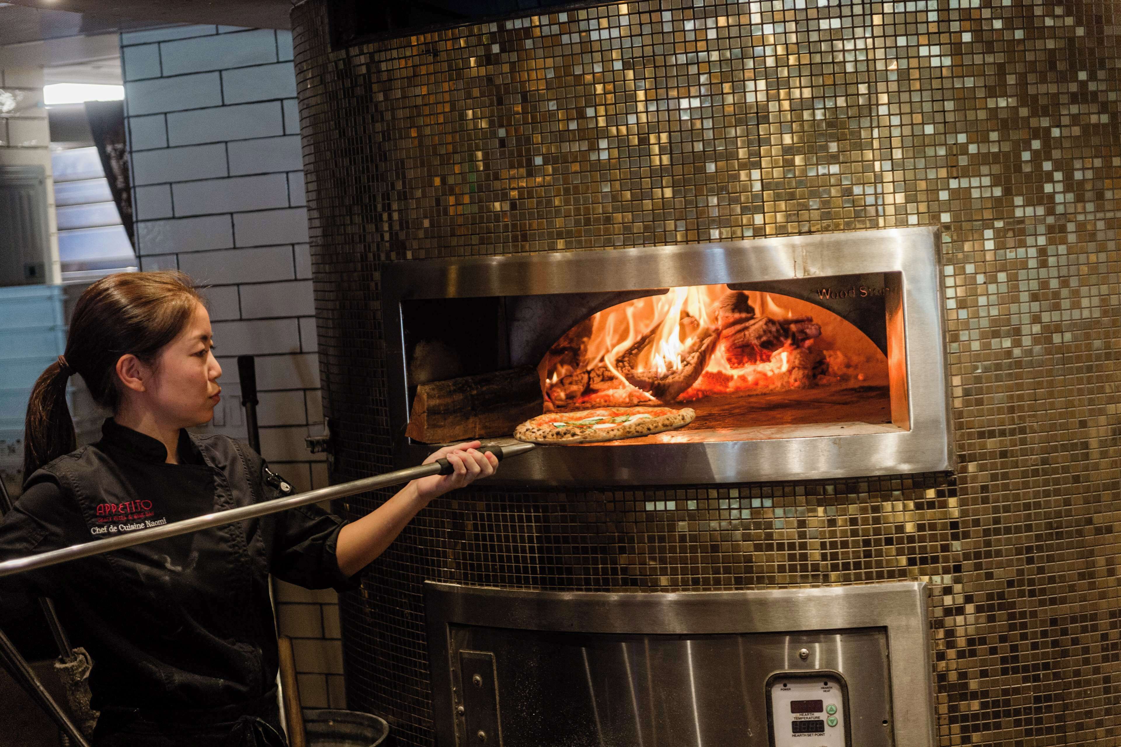 2 restaurants, breakfast served