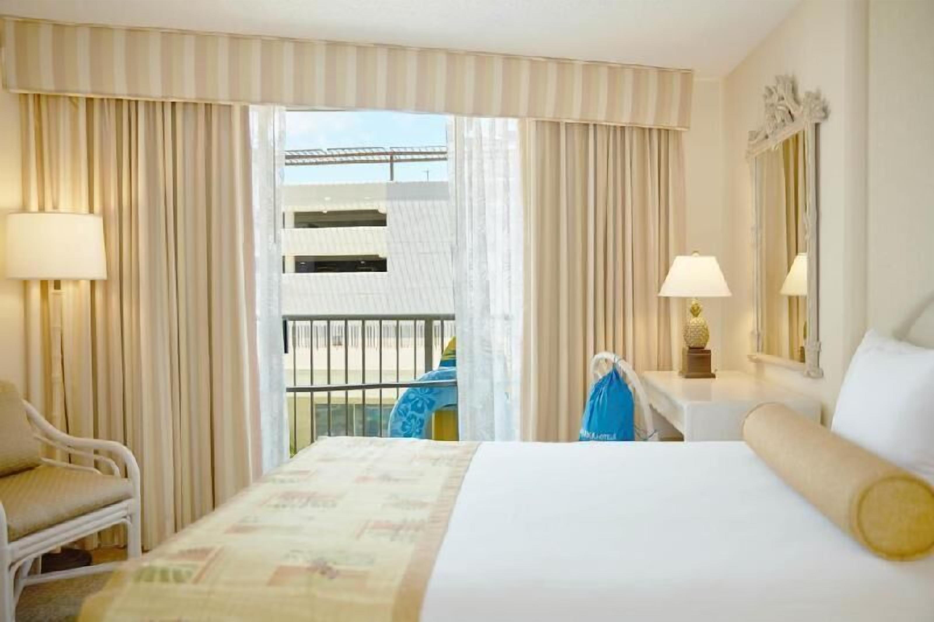Hypo-allergenic bedding, in-room safe, desk, blackout curtains
