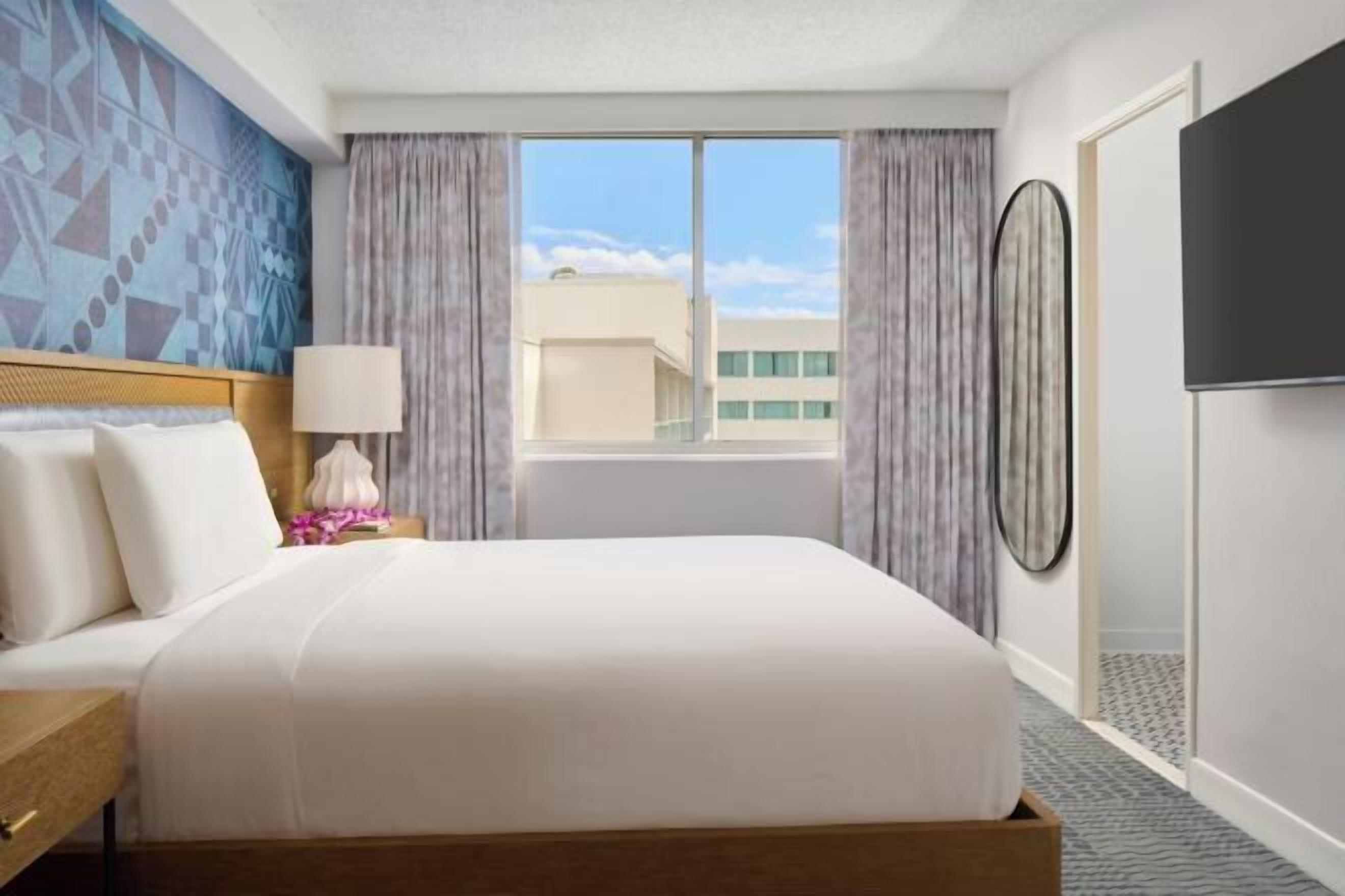 Hypo-allergenic bedding, in-room safe, desk, blackout drapes