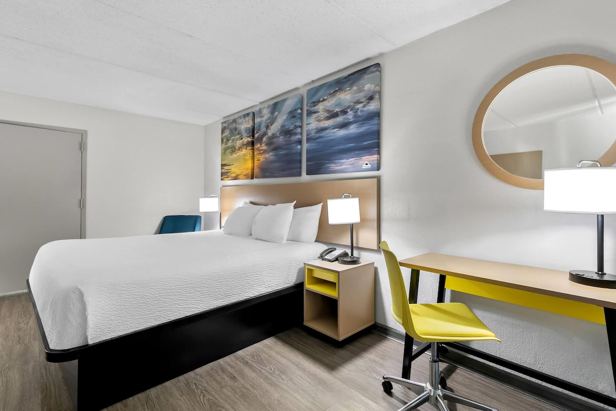 Business Room, 1 King Bed | Desk, free cribs/infant beds, rollaway beds, free WiFi