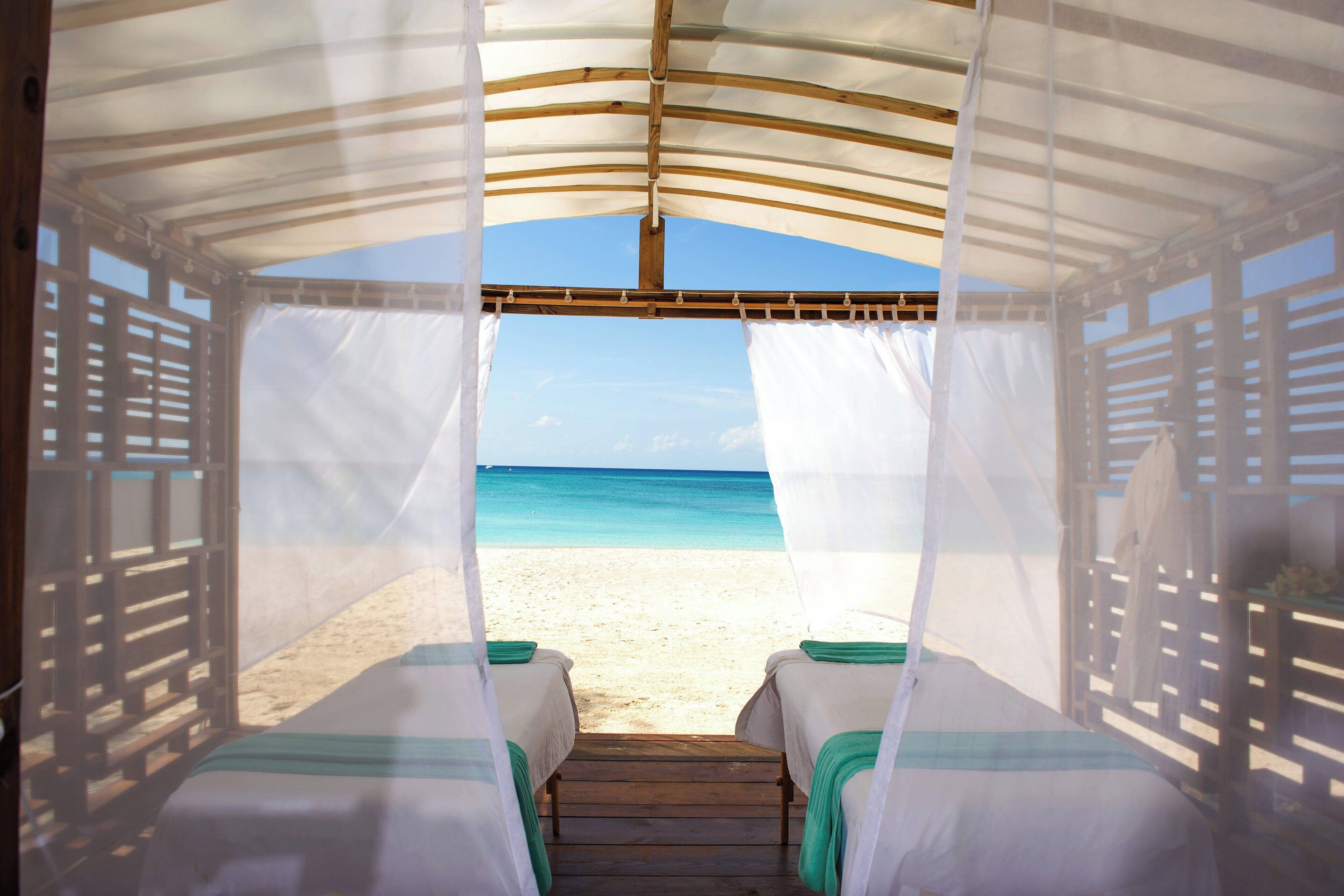 Privat strand, hvit sand, strandtelt (mot et tillegg) og solsenger