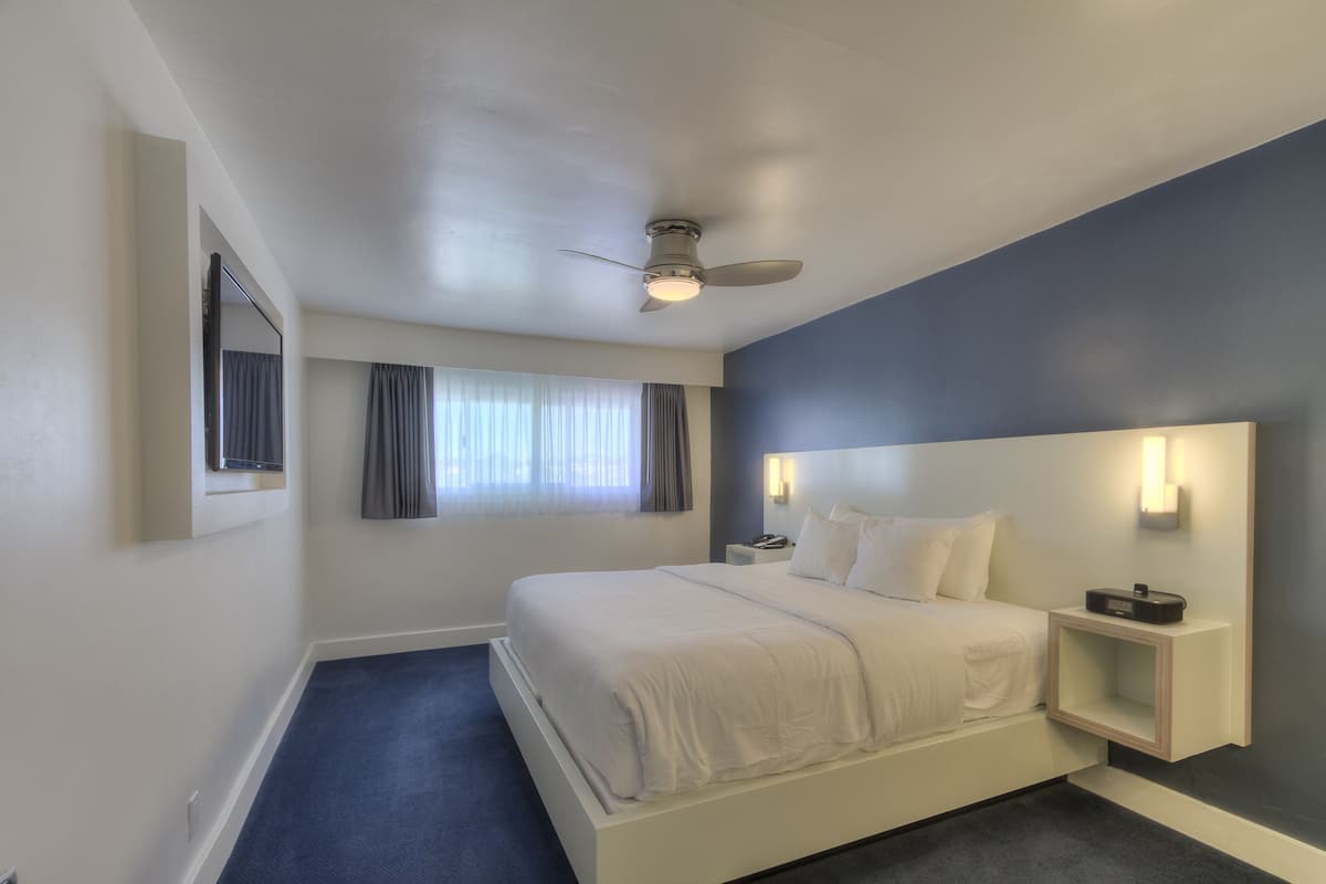 Premier One Bedroom Suite | Selimut bulu angsa, didekorasi berbeda-beda, dan meja kerja