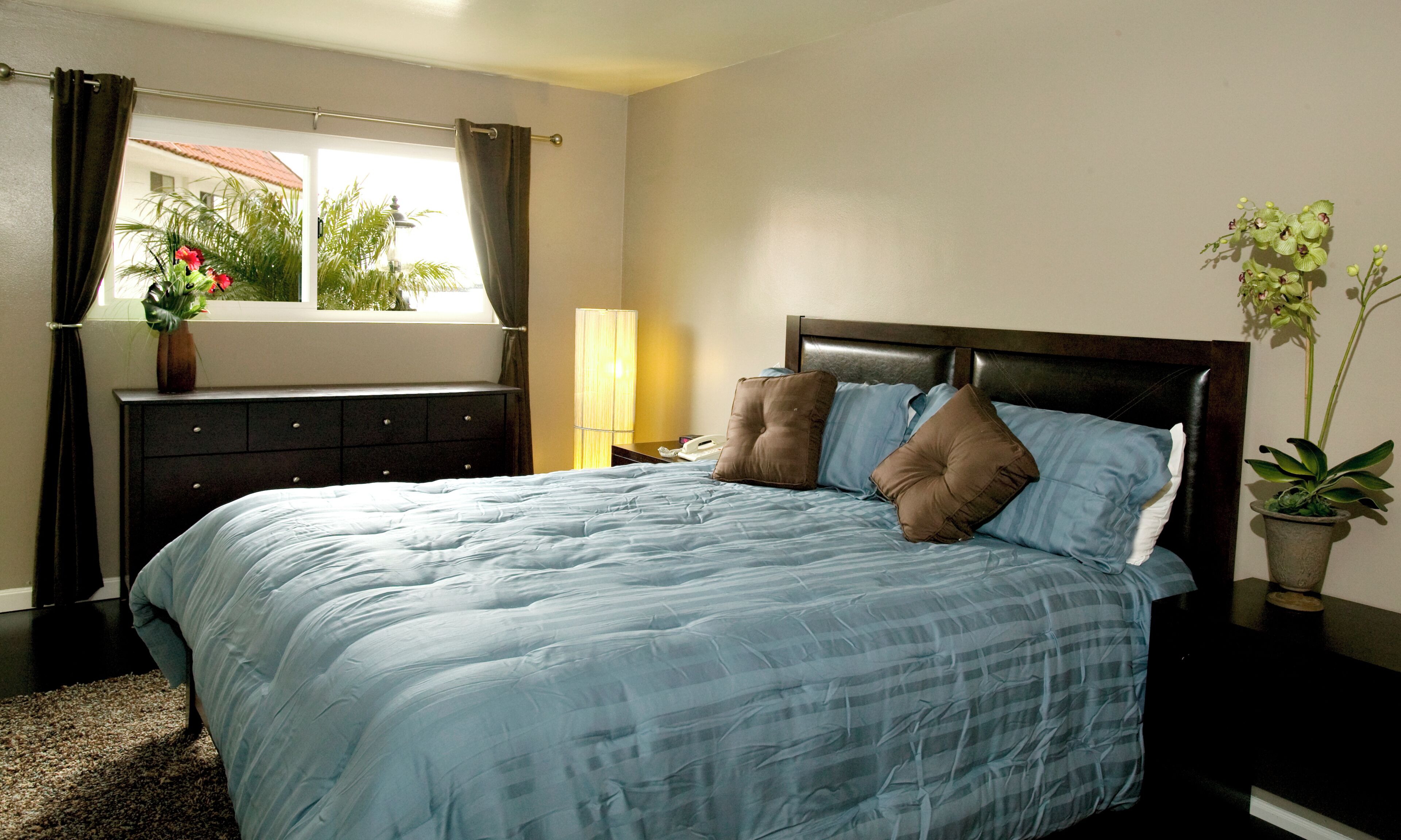 Dundyner, individuelt dekorert, skrivebord og strykejern/-brett