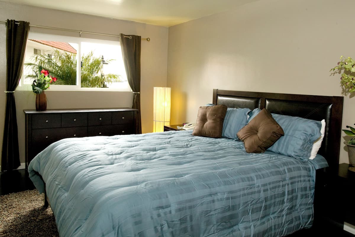 Duntäcken, individuell inredning, skrivbord och strykjärn/strykbräda