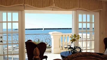 Estudio ejecutivo, varias camas | Edredón, decoración personalizada y escritorio