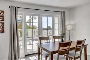North Premier 2 Bedroom | リビング エリア