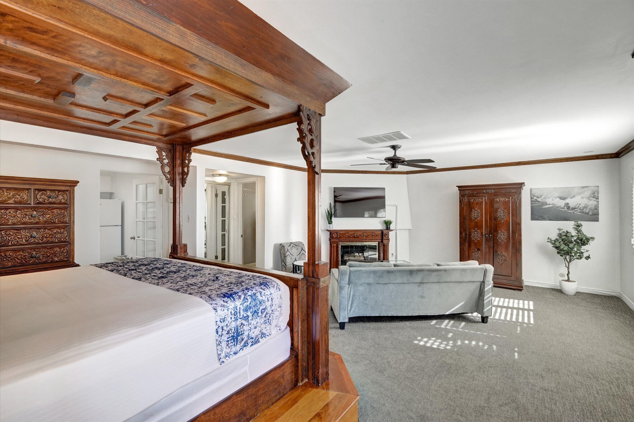 Enkeltrom – design, 2 dobbeltsenger | Dundyner, individuelt dekorert, skrivebord og strykejern/-brett