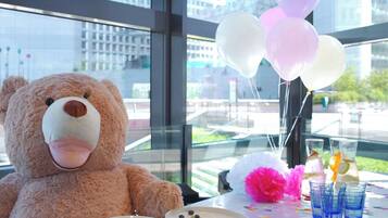 Petit déjeuner et déjeuner servis sur place, restauration en plein air