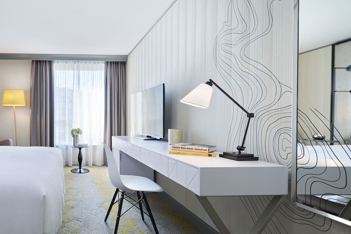 Egyptian cotton sheets, premium bedding, down comforters, pillowtop beds