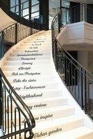 Una escalera de caracol con frases motivacionales en los peldaños.