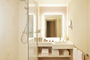 Combined shower/bathtub, free toiletries, hair dryer, towels - Renaissance Paris La Defense Hotel (Puteaux)