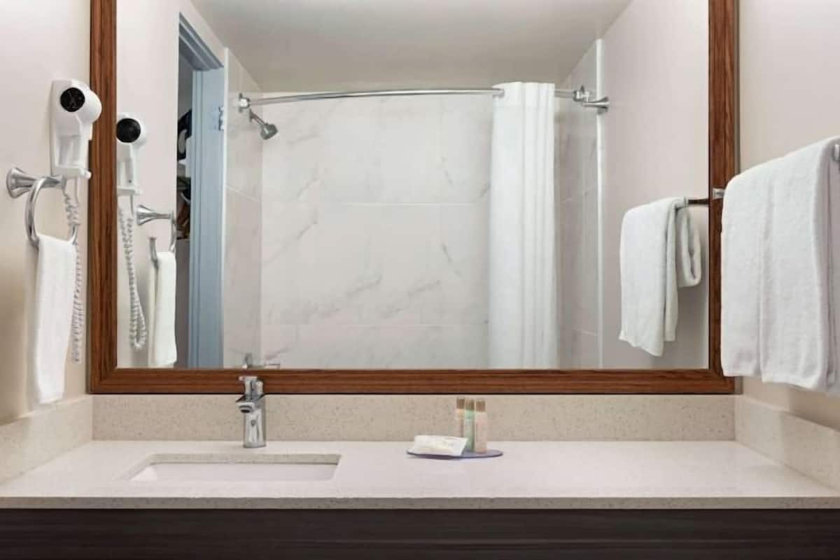 Kylpyhuone | Suihkun ja ammeen yhdistelmä, ilmaiset hygieniatuotteet, hiustenkuivaaja