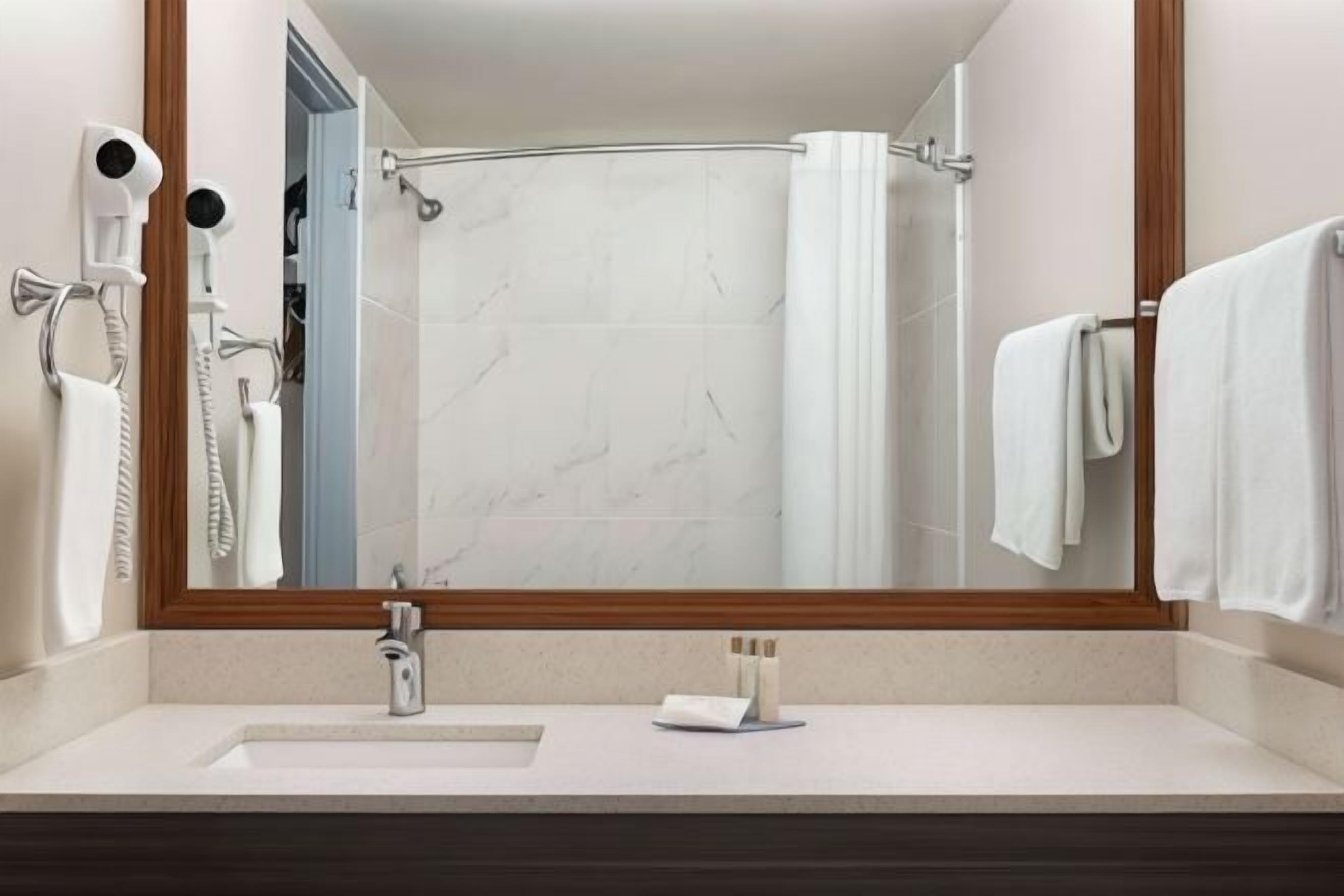 욕실 | 샤워기/욕조 결합, 무료 세면용품, 헤어드라이어, 타월