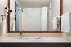 Combined shower/bathtub, free toiletries, hair dryer, towels - Travelodge by Wyndham Calgary South (Calgary)