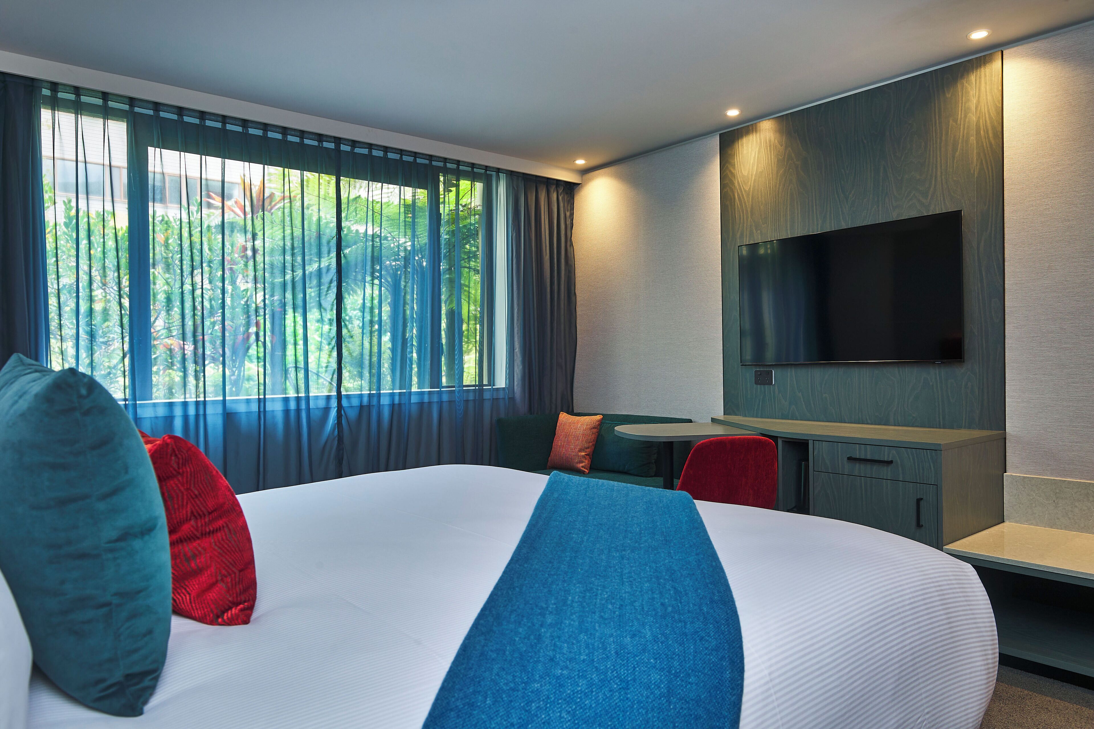 Rom – superior, 1 kingsize-seng | Safe på rommet, skrivebord, blendingsgardiner og strykejern/-brett