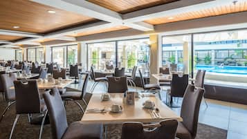 2 restaurants; breakfast, lunch and dinner served